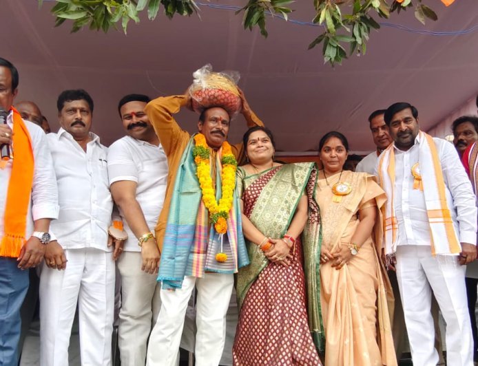 సూర్యాపేటలో అత్యధికంగా రూ.3  లక్షల 21 వేలు ధర పలికిన వినాయకుడి లడ్డు