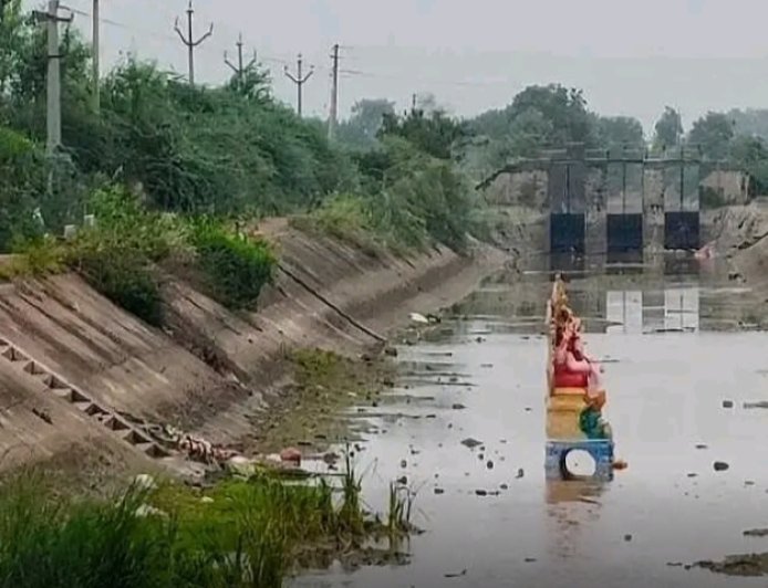 నీరు లేక బహిరంగ వినాయక విగ్రహాలు