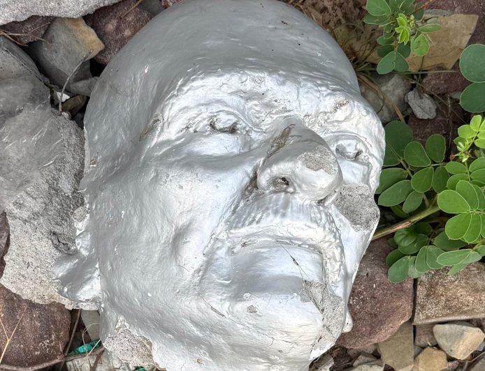 మహాత్మా గాంధీ విగ్రహాన్ని విగ్రహం దిమ్మెను ధ్వంసం చేసిన గుర్తుతెలియని వ్యక్తులు