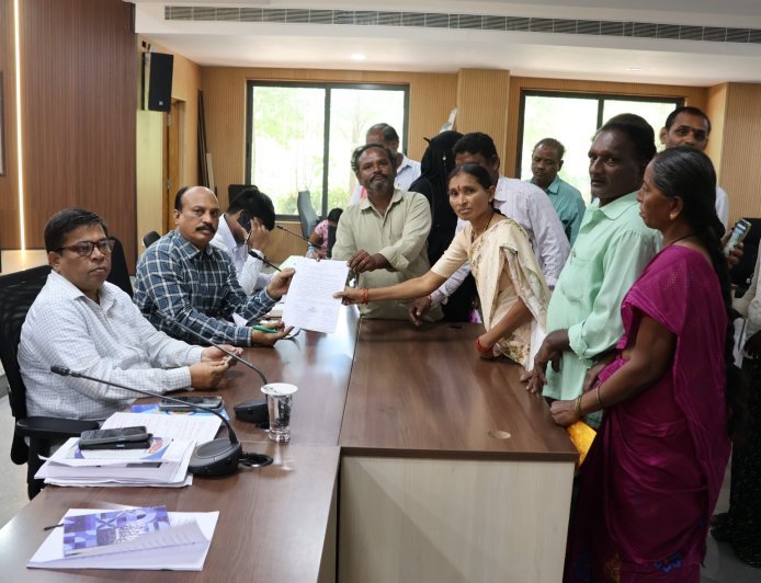 ప్రజావాణి దరఖాస్తులను ఎప్పటికప్పుడు పరిష్కరించాలి