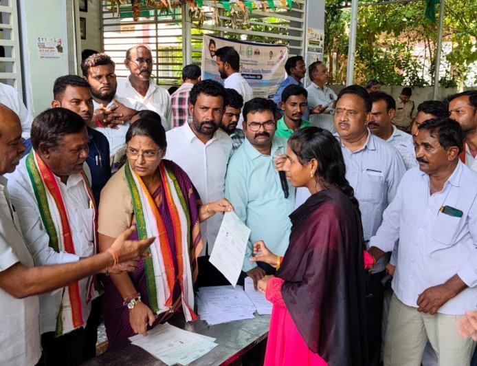 సీఎం రిలీఫ్ ఫండ్ చెక్కులను పంపిణీ చేసిన ఎమ్మెల్యే ఉత్తమ్ పద్మావతి రెడ్డి