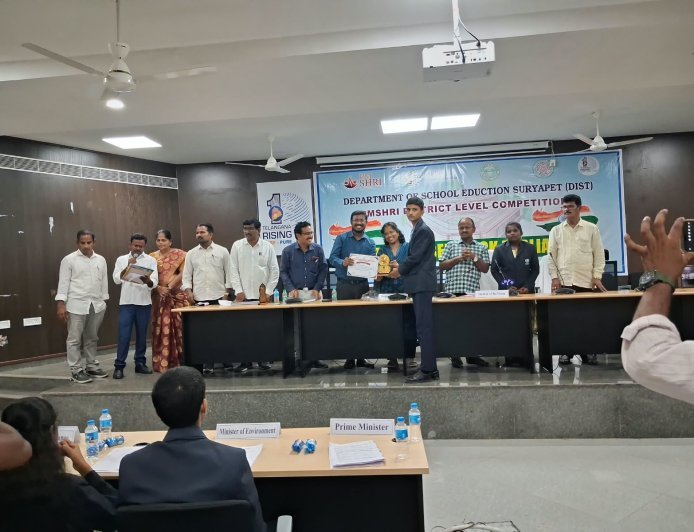 క్విజ్ పోటీలో మోడల్ స్కూల్ విద్యార్థులకు అవార్డులు లభ్యం