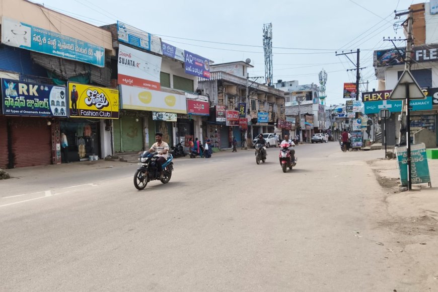 అఖిలపక్షం ఇచ్చిన పిలుపు మేరకు పూర్తిగా మూతపడ్డ పెద్ద పెద్ద షాపింగ్ మాల్స్ , మరియు దుకాణాలు