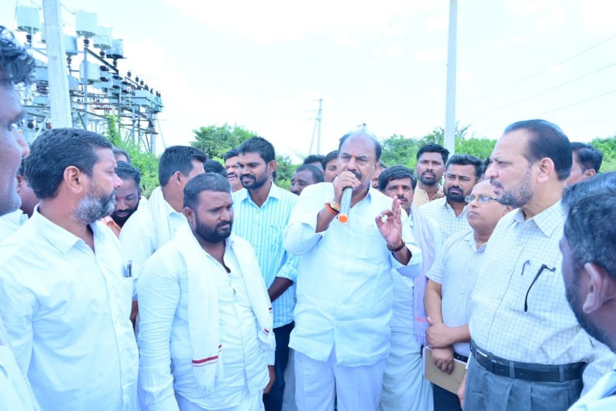 18 గంటలకు కరెంటు కోసం కె.టి దొడ్డి మండలంలో రైతుల ఆందోళన
