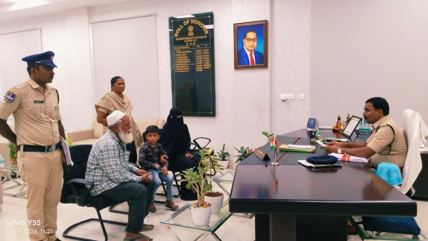 ప్రజావాణి కార్యక్రమంలో భాగంగా ఫిర్యాదు దారుల నుండి ఫిర్యాదులను స్వీకరించిన జిల్లా ఎస్పీ నరసింహ