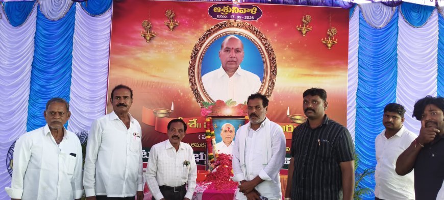 బీరం లక్ష్మారెడ్డి చిత్రపటానికి నివాళులర్పించిన సర్పంచ్ వెంకట్ రెడ్డి