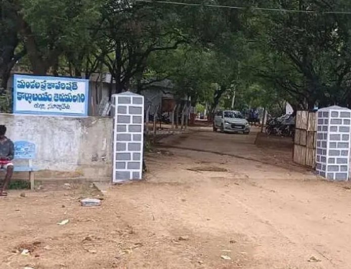 గ్రామ కార్యదర్శి విధులకు ప్రజాప్రతినిధి భర్త జోక్యమేంటి...?