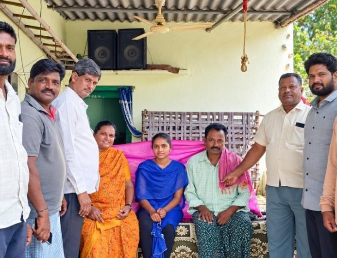 ఎంబీబీఎస్ ద్యార్థి సలీమాను అభినందించిన మాజీ సర్పంచ్ మామిళ్ళపల్లి చక్రవర్తి