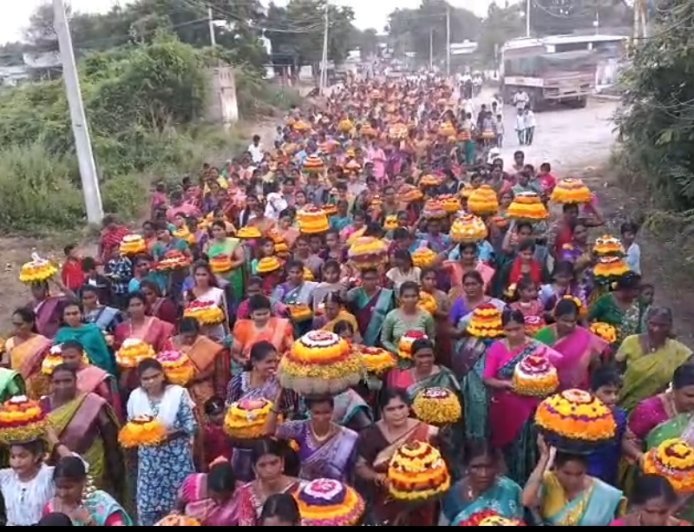 ఎంగిలిపువ్వుల బతుకమ్మ  వేడుకలను మహిళలు ఘనంగా నిర్వహించారు