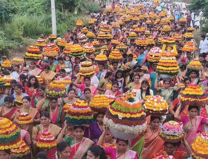 అంగరంగ వైభవంగా సద్దుల బతుకమ్మ సంబరాలు