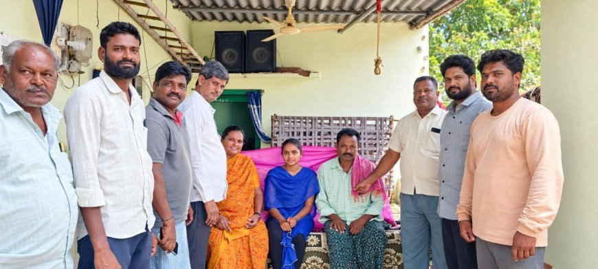 ఎంబీబీఎస్ ద్యార్థి సలీమాను అభినందించిన మాజీ సర్పంచ్ మామిళ్ళపల్లి చక్రవర్తి