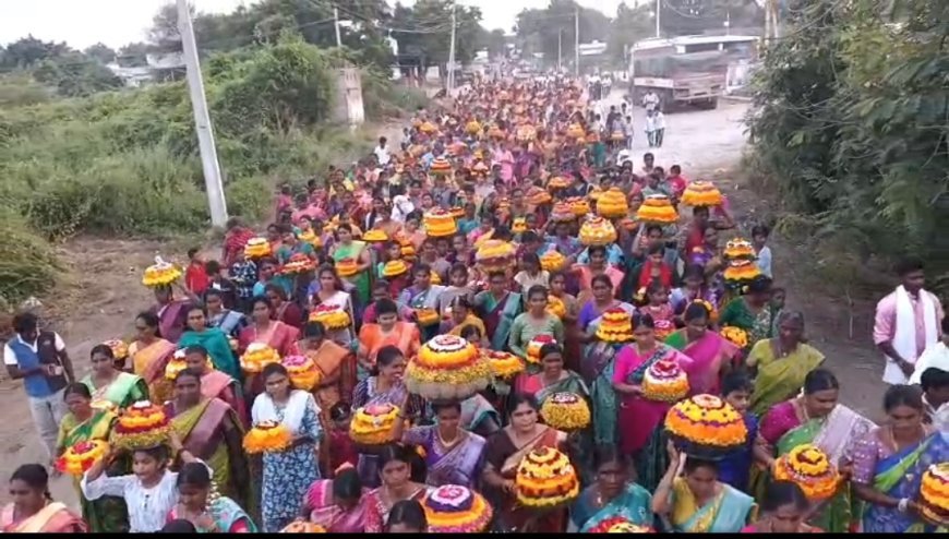 ఎంగిలిపువ్వుల బతుకమ్మ  వేడుకలను మహిళలు ఘనంగా నిర్వహించారు